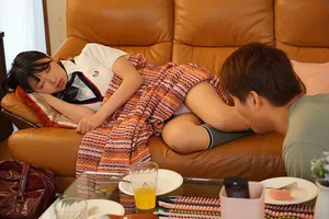 Chàng trai trộm nhìn quần lót người yêu bồ đang ngủ thì bị phát hiện