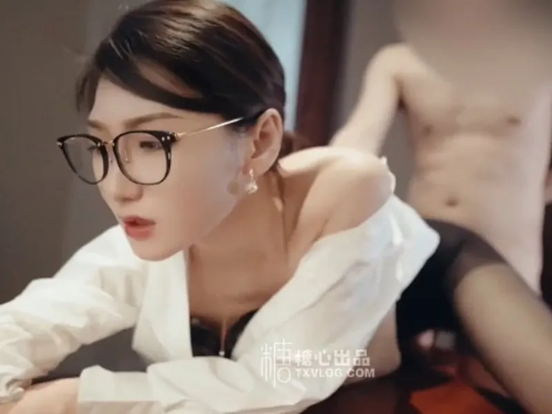 Vào phòng riêng được sếp nữ dâm đãng liếm của quý cho