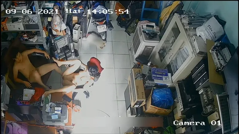 Cô vợ chồng yêu nện nhau trong của buồi máy tính
