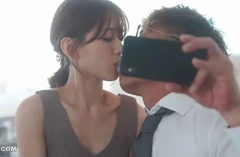 Thấy cô vợ hơi lạ, ông chồng xem điện thoại bà xã và thấy cảnh xxx với cấp trên của mình
