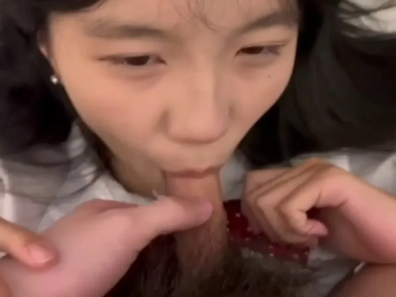 Em loli dễ thương mút chim biến em thành con em đào dâm dục p2